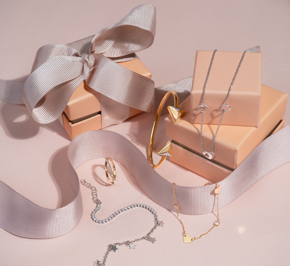 Idei de cadouri pentru majoratul fetelor - cum organizezi petrecerea si cum  alegi darul ideal | B&B Shop